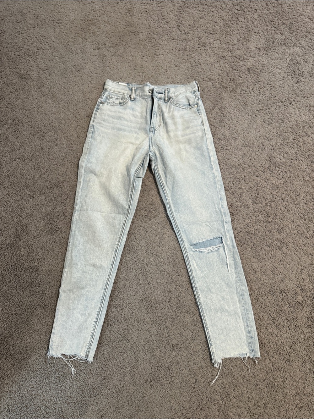 American Eagle Outfitters Light Blue Skinny Jeans with Knee Rip